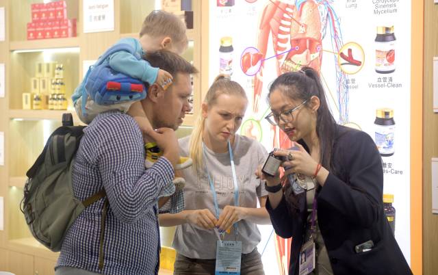 資料圖片：客商在廣交會(huì)上參觀選購(gòu)商品。（新華社發(fā)）